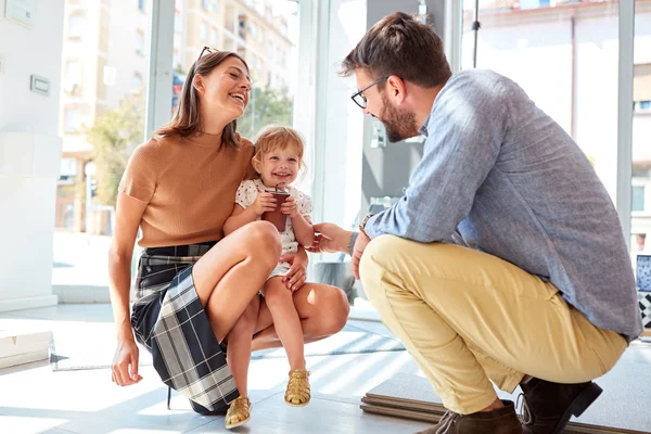 Lycklig familj ha kul i shopping — Stockfoto