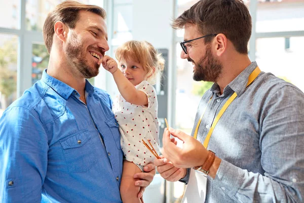 Feliz gay família ter diversão no compras — Fotografia de Stock