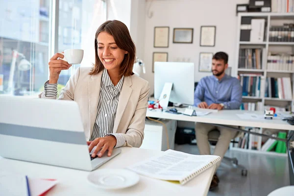 Femme d'affaires manager boire du café au travail — Photo