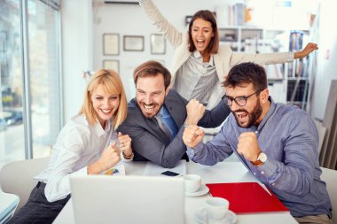 Başarılı bir toplantıda iş adamları grubu