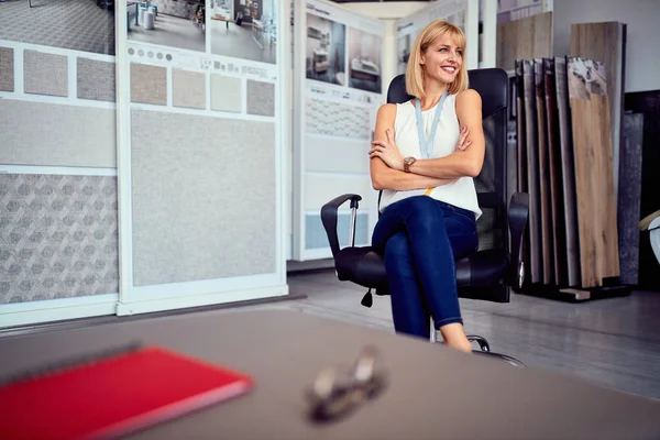 Vendedora sonriente disfrutando en el trabajo — Foto de Stock