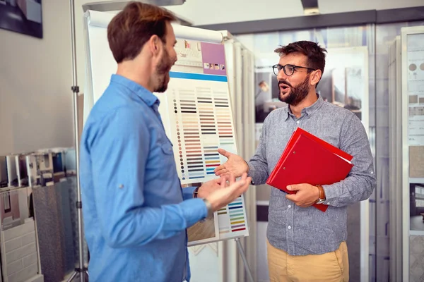Smiling salesmen with customer — Stock Photo, Image
