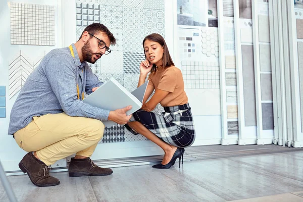 Femme client avec vendeur en magasin pour la maison — Photo