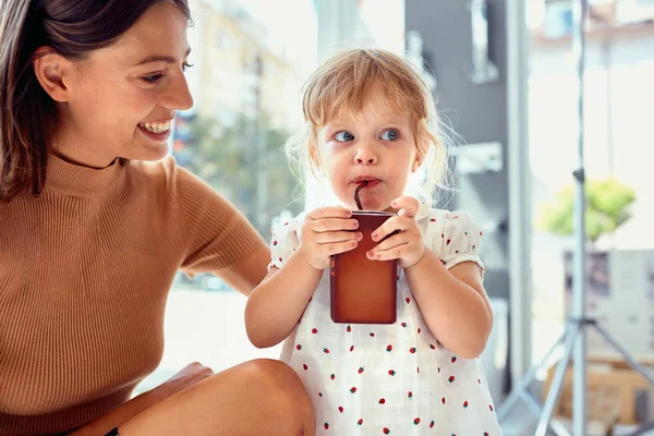 Glückliche Frau mit kleinem Mädchen hat Spaß beim Einkaufen — Stockfoto