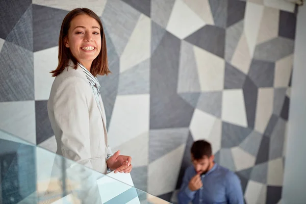 Empresaria sonriendo en la escalera en el trabajo — Foto de Stock