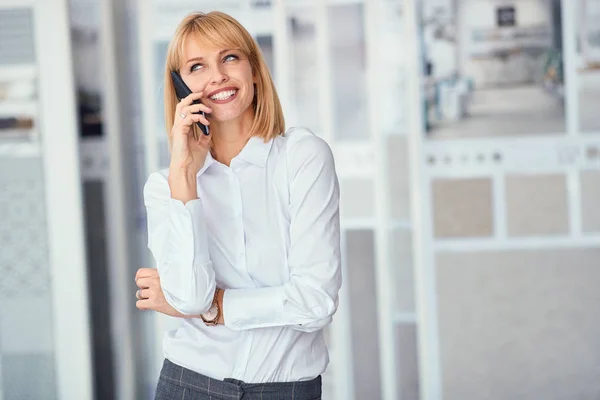 Joven mujer de negocios que trabaja y se comunica en la oficina — Foto de Stock