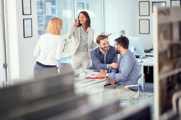 Lachend Business team en manager in een meeting — Stockfoto