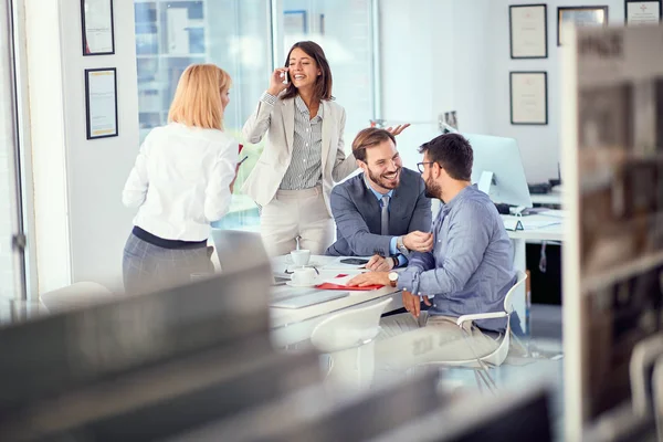 Lächelndes Geschäftsteam und Manager bei einem Meeting — Stockfoto