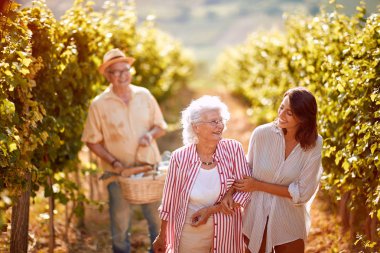 Mutlu anne ve kızı bağda