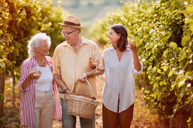 Aile birlikte sarmaşık lar arasında yürüyüş