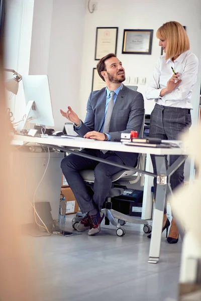 Homme d'affaires au bureau avec des employés travaillant — Photo