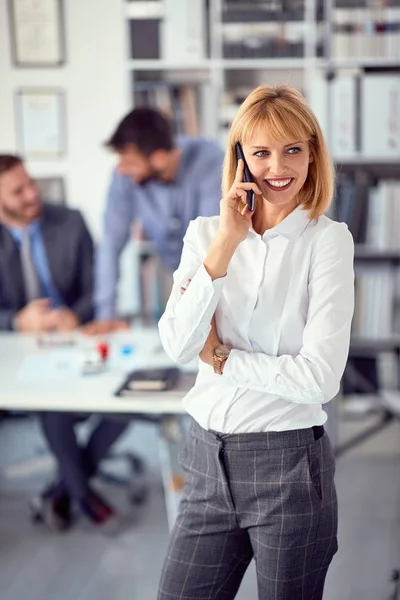 Geschäftsfrau benutzt Handy im Büro — Stockfoto