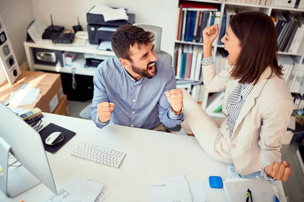 Éxito trabajo en equipo personas de negocios en la empresa —  Fotos de Stock