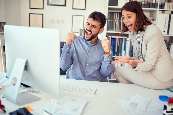 Feliz éxito trabajo en equipo gente de negocios en compañía —  Fotos de Stock