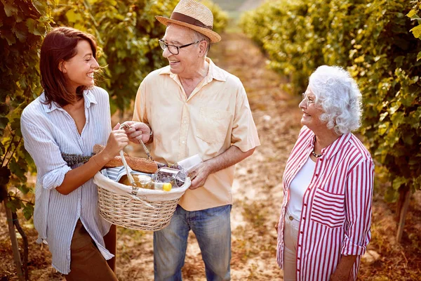 Weinlese - Familie mit Traubenkorb im Weinberg — Stockfoto