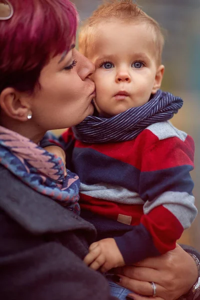 Mère avec son fils au parc d'automne profiter ensemble — Photo