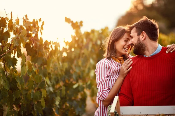 Man och kvinna vinmakare gå in mellan rader av vinstockar — Stockfoto