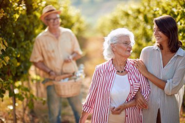 Sonbahar bağları. Şarap ve üzüm. Mutlu anne ve kızı sonbahar bağ