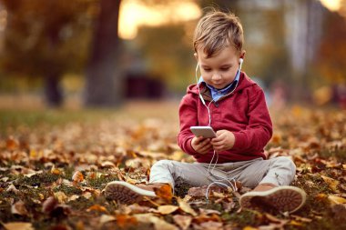 çocuk çocuk akıllı telefon açık müzik dinlemek