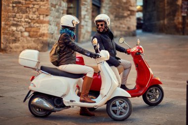 motorlu scooter çift. Yolda Bisikletçiler