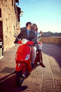 Çift moto scooter ile eğleniyor. çift sürme motorlu scooter 