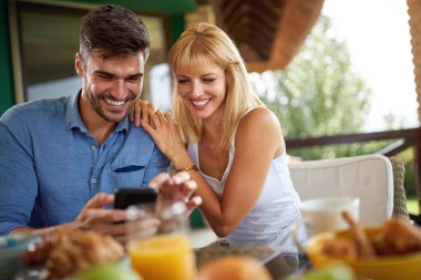 Aşk görünümlü cep telefonu çifti