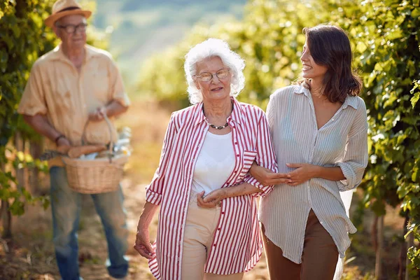 Mutter und Tochter auf dem Herbstweinberg. Familientradition. Weinlese — Stockfoto