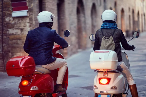 Junges Paar auf Motorroller. Radfahrer unterwegs — Stockfoto