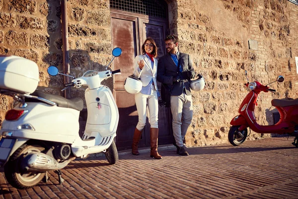 Lächelndes Paar auf Motorroller. italienisches Paar auf Motorroller — Stockfoto