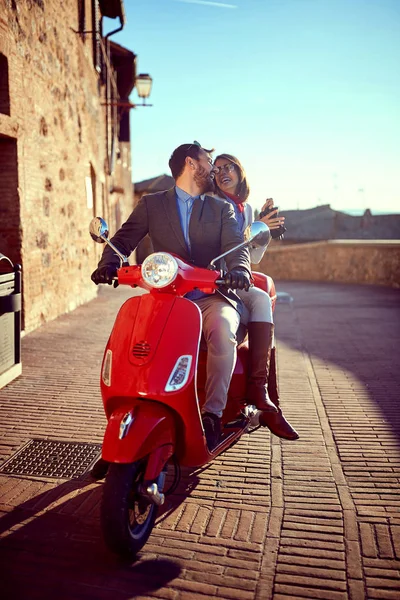 Coppia divertirsi su moto scooter. coppia guida motorino — Foto Stock