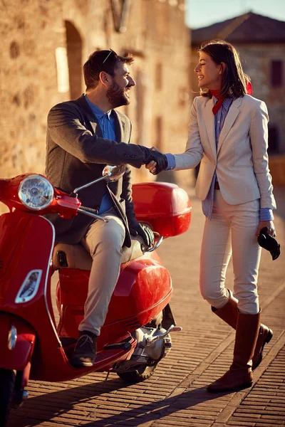 Geschäftsleute auf Motorroller — Stockfoto