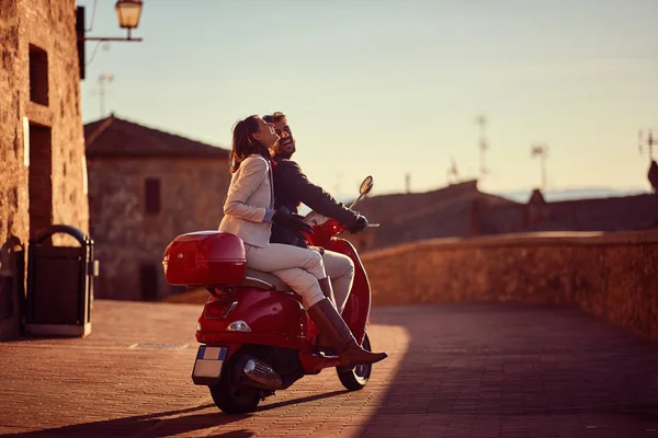 Sorridenti uomini d'affari in scooter — Foto Stock