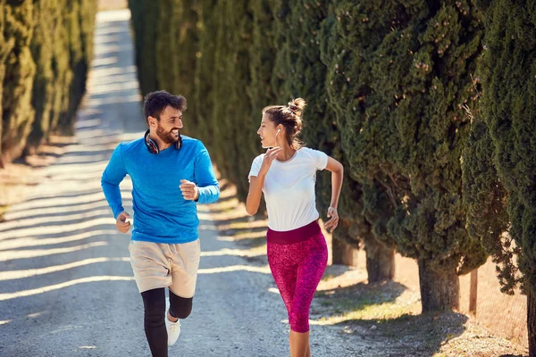 Sportigt par jogging tillsammans utomhus — Stockfoto