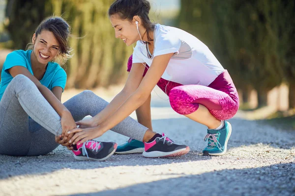 Kör sport skada. kvinna skada vid jogging — Stockfoto