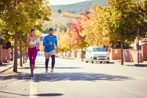Pareja disfrutando en correr juntos en la ciudad — Foto de Stock