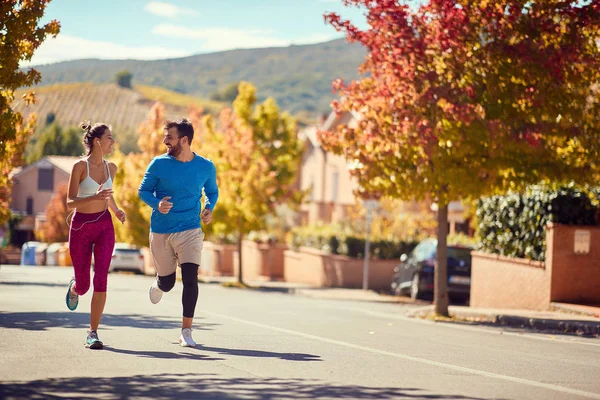 Par njuter av jogging på City — Stockfoto