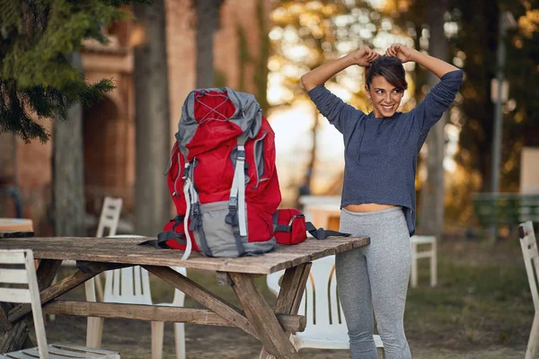 Junges Mädchen bereitet sich auf weitere Reisen vor — Stockfoto