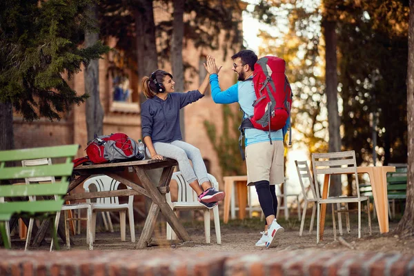 Couple preparing to continue travelling — Stock Photo, Image