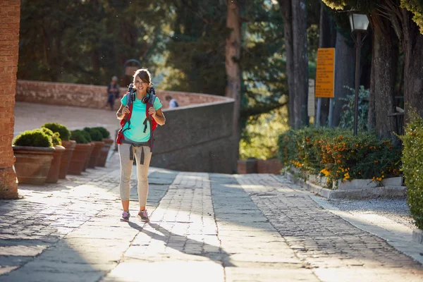 Mujer explorando una ciudad, turista feliz en viaje por carretera — Foto de Stock