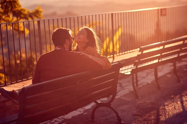 Liefdevolle paar geniet van de zonsondergang — Stockfoto