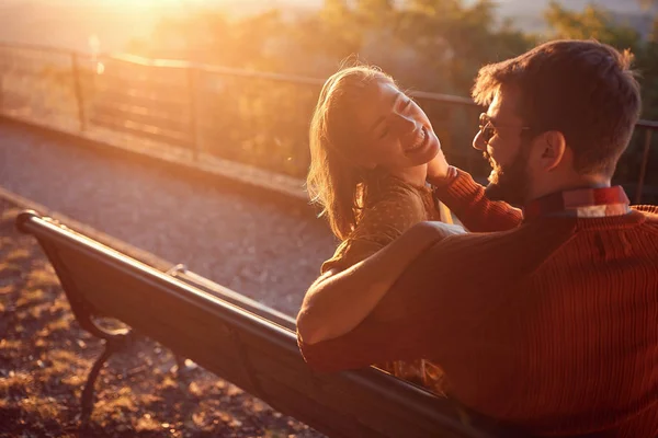 Romantisch paar bij zonsondergang. Glimlachend stel geniet van zonsondergang — Stockfoto