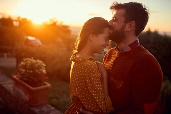 Romantisk man och kvinna kysser vid solnedgången — Stockfoto