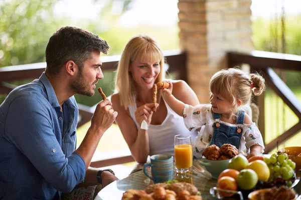 Comer en familia en terraza — Foto de Stock