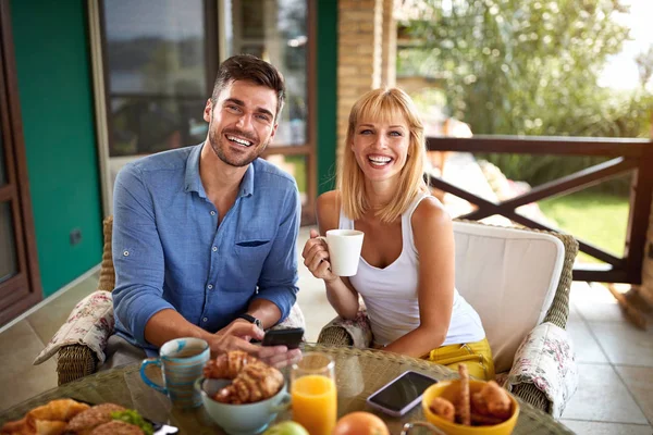 Pareja alegre desayunando — Foto de Stock