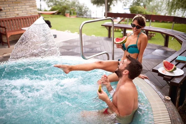 Macho com o refrescamento fêmea na piscina — Fotografia de Stock