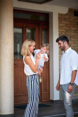 Ön tarafta duran çocuklu genç ebeveynler