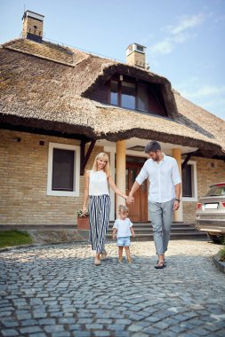 Birbirine aşık bir çift çocuk ile yürüyor