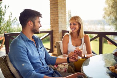 Aşık karı koca masada oturuyor.