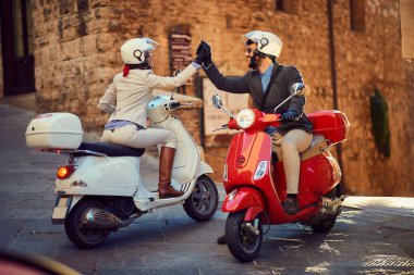 Vespa Scooter 'da genç bir çift. Bisikletli çift