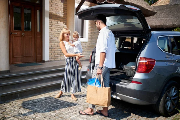 Familj med bagage återvänder hem — Stockfoto